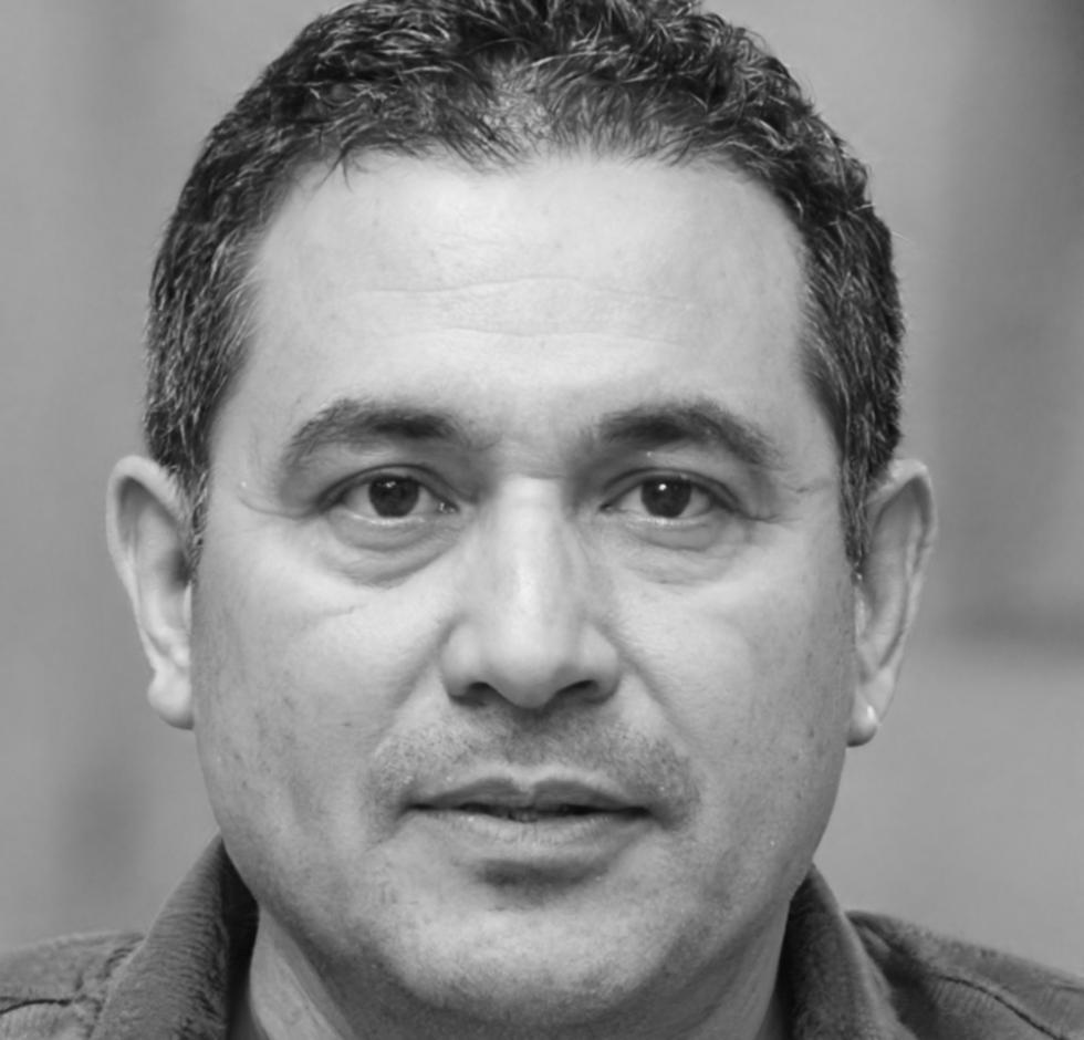 Doradca kulinarny wyjaśniający techniki zdrowego gotowania